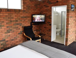 Shower, free toiletries, hair dryer, towels - Wilsons Promontory Motel (Foster)