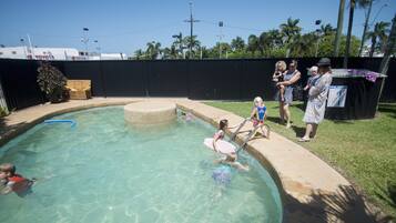 حمّام سباحة خارجي