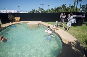 Outdoor pool - Cool Palms Motel (West Mackay)