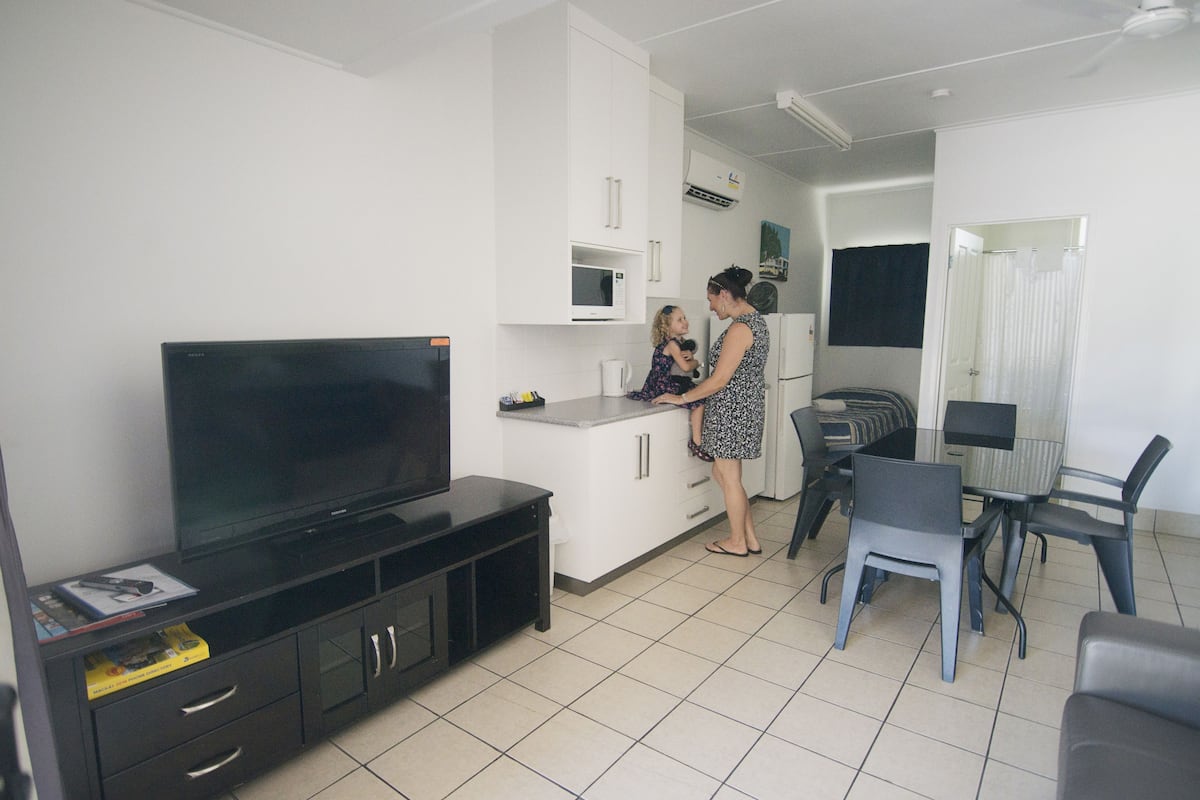 Camera familiare (Large - Self Contained - Sleeps 5) | Angolo cottura privato | Frigorifero, microonde, macchina per tè/caffè, bollitore elettrico