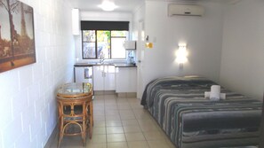 Studio Queen | Iron/ironing board, cots/infant beds, free WiFi, bed sheets - Cool Palms Motel (West Mackay)