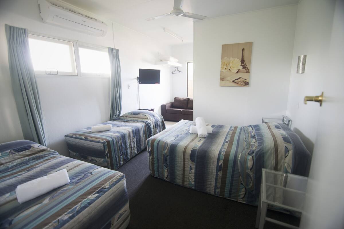 Camera familiare (Self Contained - Sleeps 4) | Ferro/asse da stiro, culle/letti per bambini (a pagamento)