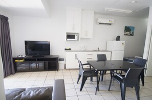 Habitació familiar (Large - Self Contained - Sleeps 5) | Cuina privada | Frigorífic, microones, cafetera i tetera i bullidora elèctrica