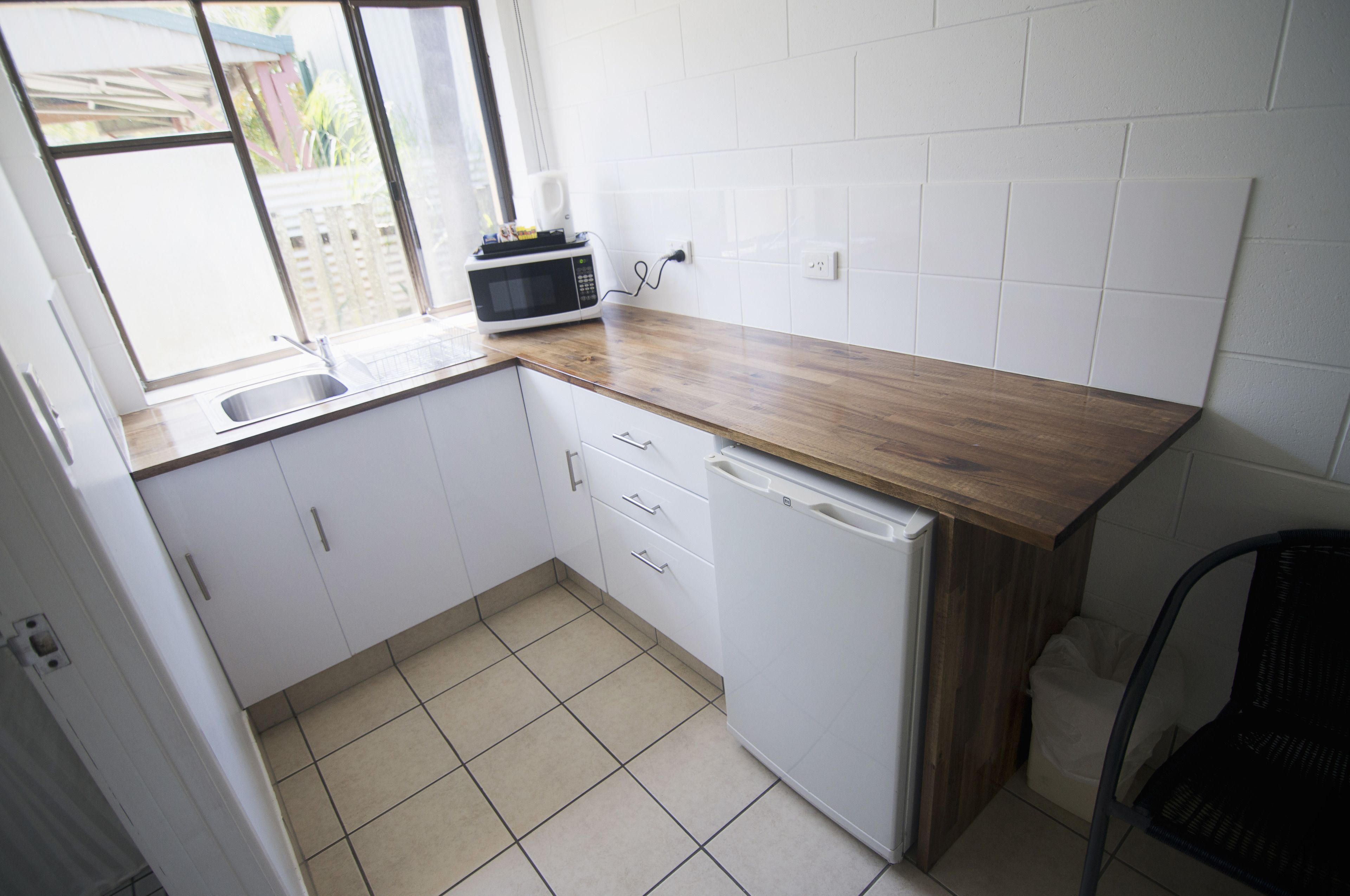 开间 (Queen + Single) | 私人简易厨房 | 冰箱、微波炉、茶具/咖啡用具、电热水壶