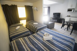 Large Family Self Contained (sleeps 5) | Iron/ironing board, cribs/infant beds, free WiFi, bed sheets - Cool Palms Motel (West Mackay)