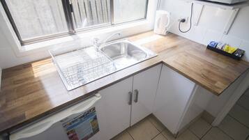 Studio, 1 Queen-Bett | Eigene Kochnische | Kühlschrank, Mikrowelle, Wasserkocher mit Kaffee-/Teezubehör