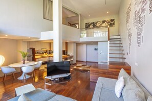 Apartamento, 2 habitaciones | Zona de estar | Una televisión LCD