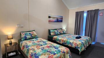 Quarto casal ou duplo standard, para não fumantes (Twin) | Ferros/tábuas de passar roupa, Wi-Fi de cortesia, roupa de cama