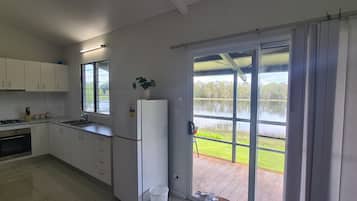 Bungalou | Cuina privada | Frigorífic, placa de cuina, bullidora elèctrica i torradora