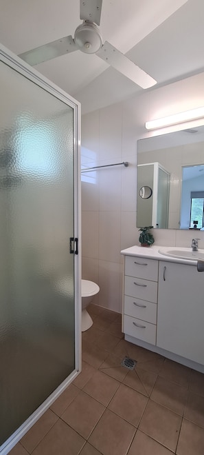 Bungalow | Bathroom | Shower, free toiletries, towels