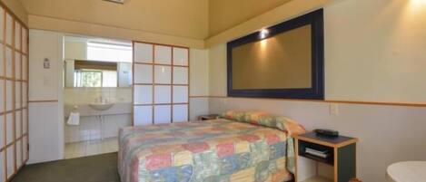 Escritorio, tabla de planchar con plancha y wifi gratis