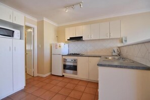 Refrigerador, cafetera y tetera y tetera eléctrica 