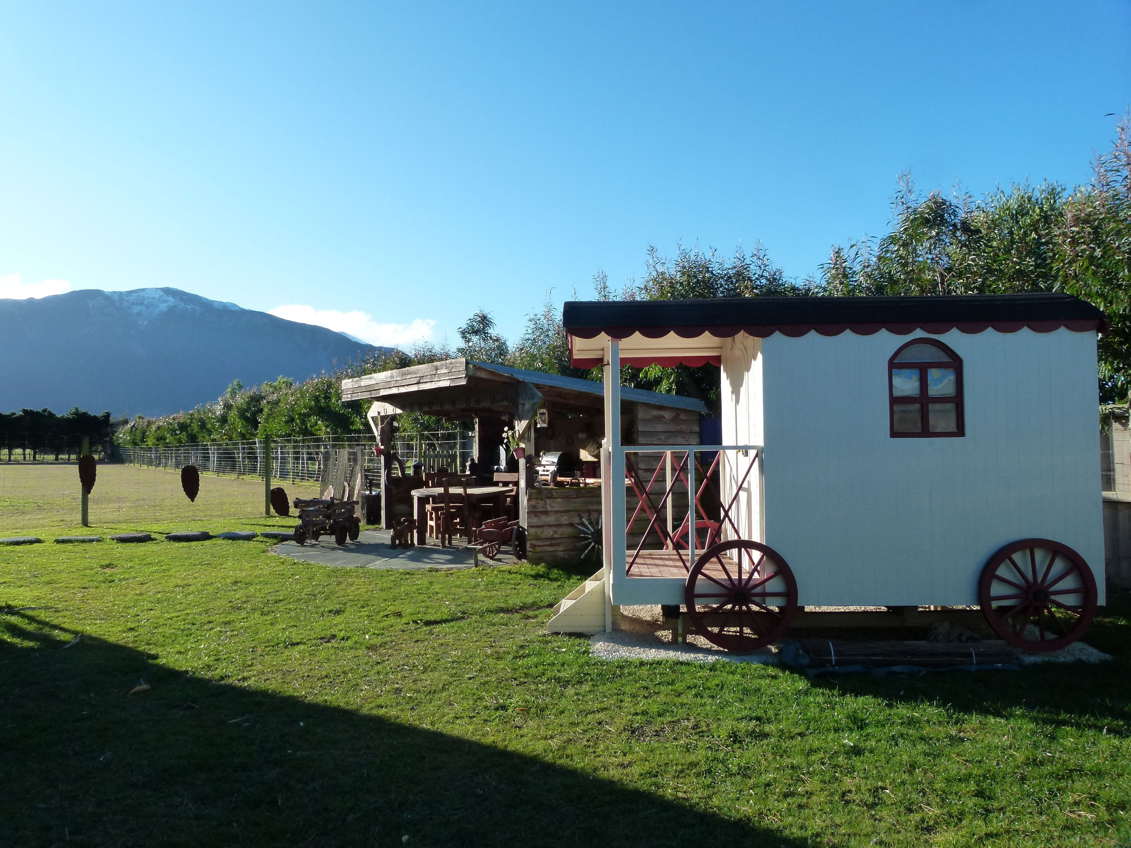 Luksushusvogn, 1 soverom, ikke-røyk, kjøkken (Colonial Wagon + Sleep Out) | Individuelt dekorert, individuelt innredet og skrivebord for bærbar PC