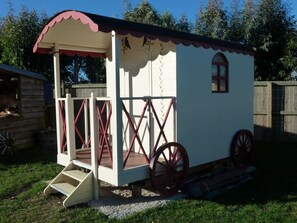 奢華行動屋, 1 間臥室, 非吸煙房, 廚房 (Colonial Wagon + Sleep Out) | 獨特裝潢、布置獨特、筆電工作空間、熨斗/熨衣板