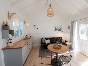Standard Apartment, 1 Bedroom, Non Smoking, Kitchenette (Noosa) | Private kitchen | Fridge, microwave, coffee/tea maker, electric kettle - Beach Huts Middleton (Middleton)