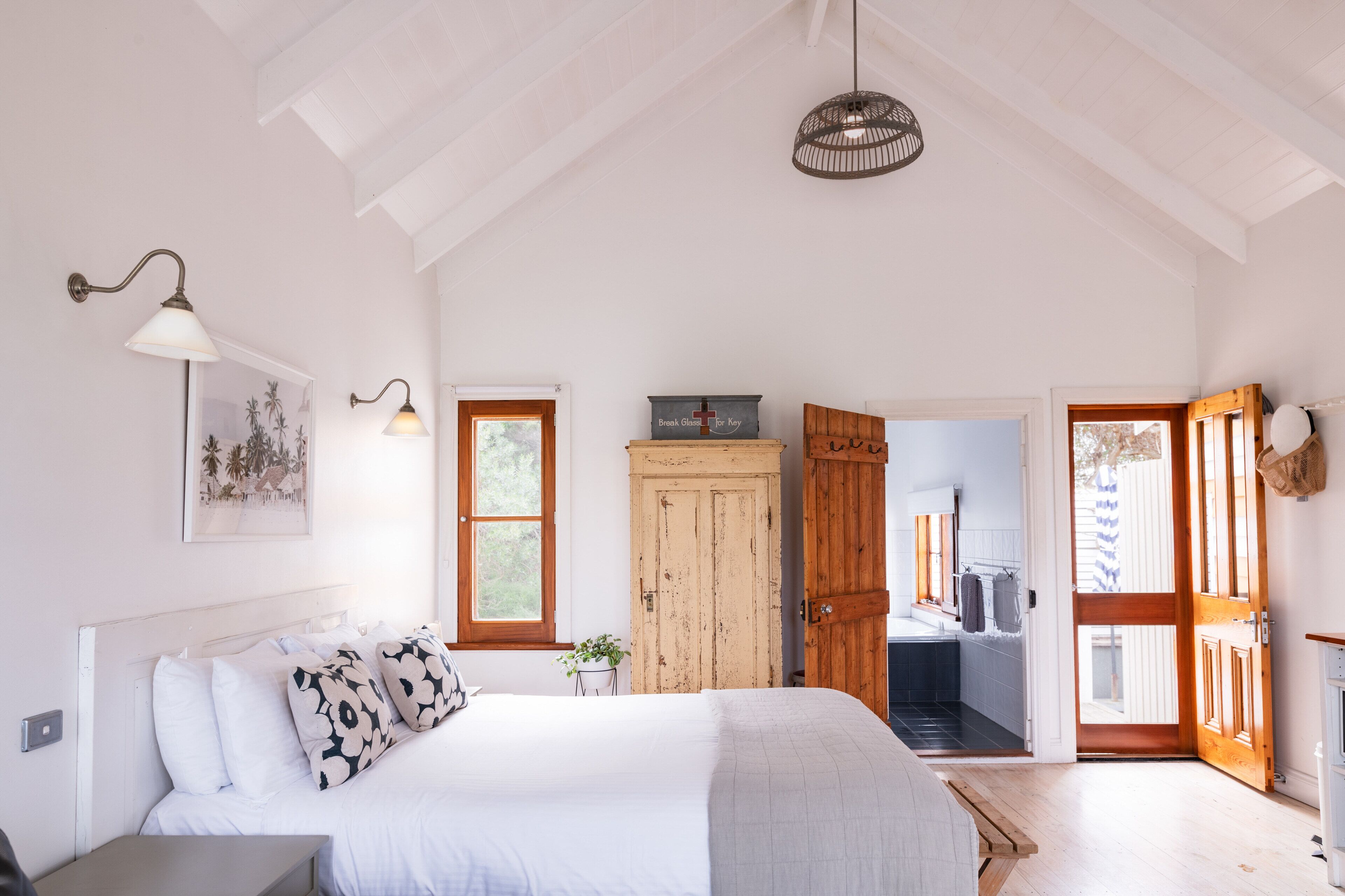 Romantic Apartment, 1 Bedroom, Non Smoking, Kitchenette (Coolum) | Iron/ironing board, cribs (surcharge), bed sheets