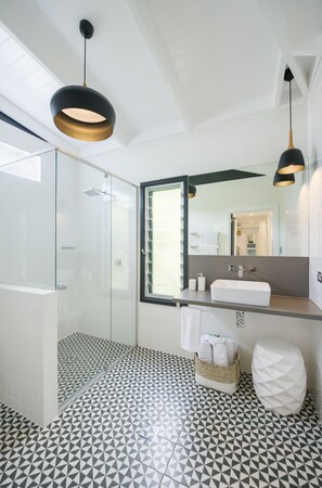 Standard Apartment, 1 Bedroom, Non Smoking, Kitchenette (Coogee) | Bathroom | Shower, free toiletries, hair dryer, towels