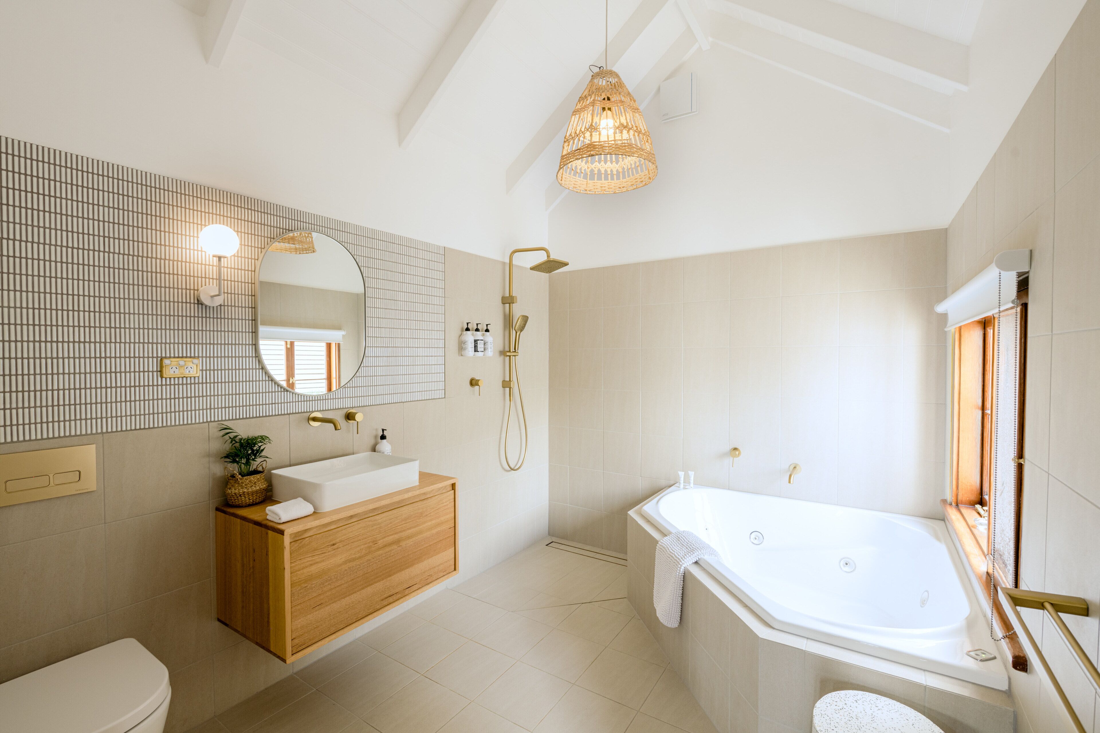 Romantic Apartment, 1 Bedroom, Non Smoking, Kitchenette (Mooloolaba) | Jetted bathtub