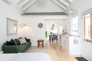 Refrigerador, microondas, cafetera/tetera, tetera/pava eléctrica