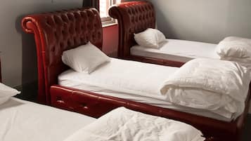 Habitación estándar, para no fumadores, baño compartido (7 King Single beds Female) | Wifi gratis y ropa de cama
