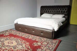 Estúdio standard, para não fumantes, banheiro compartilhado (Queen Room) | Wi-Fi de cortesia, roupa de cama