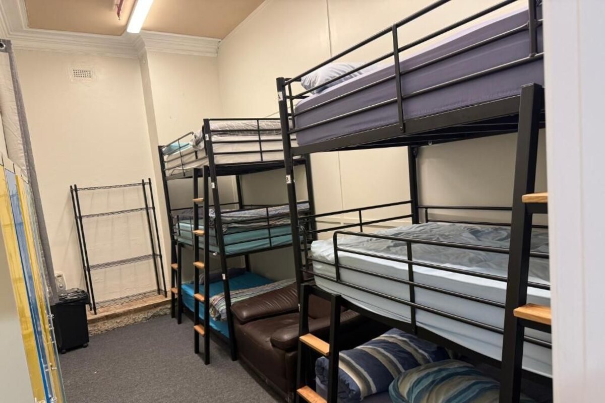 6 Triple Bunk Bed | WiFi (free), bed sheets