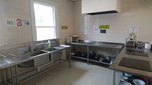 Refrigerador em uma área comum, micro-ondas em uma área comum
