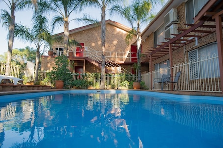 Una piscina al aire libre. Manera Heights Apartment Motel