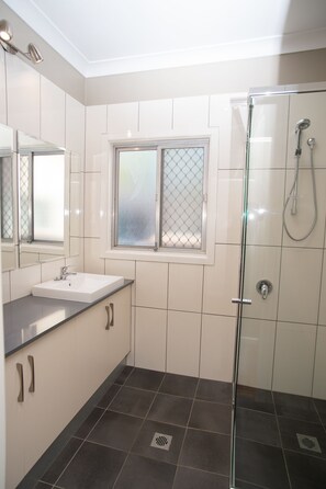 Family House, 3 Bedrooms | Bathroom | Free toiletries, hair dryer, towels - Manera Heights Apartment Motel (Dubbo)