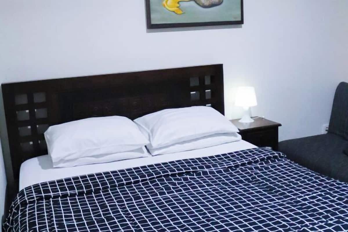 Muebles diferentes, wifi gratis y ropa de cama