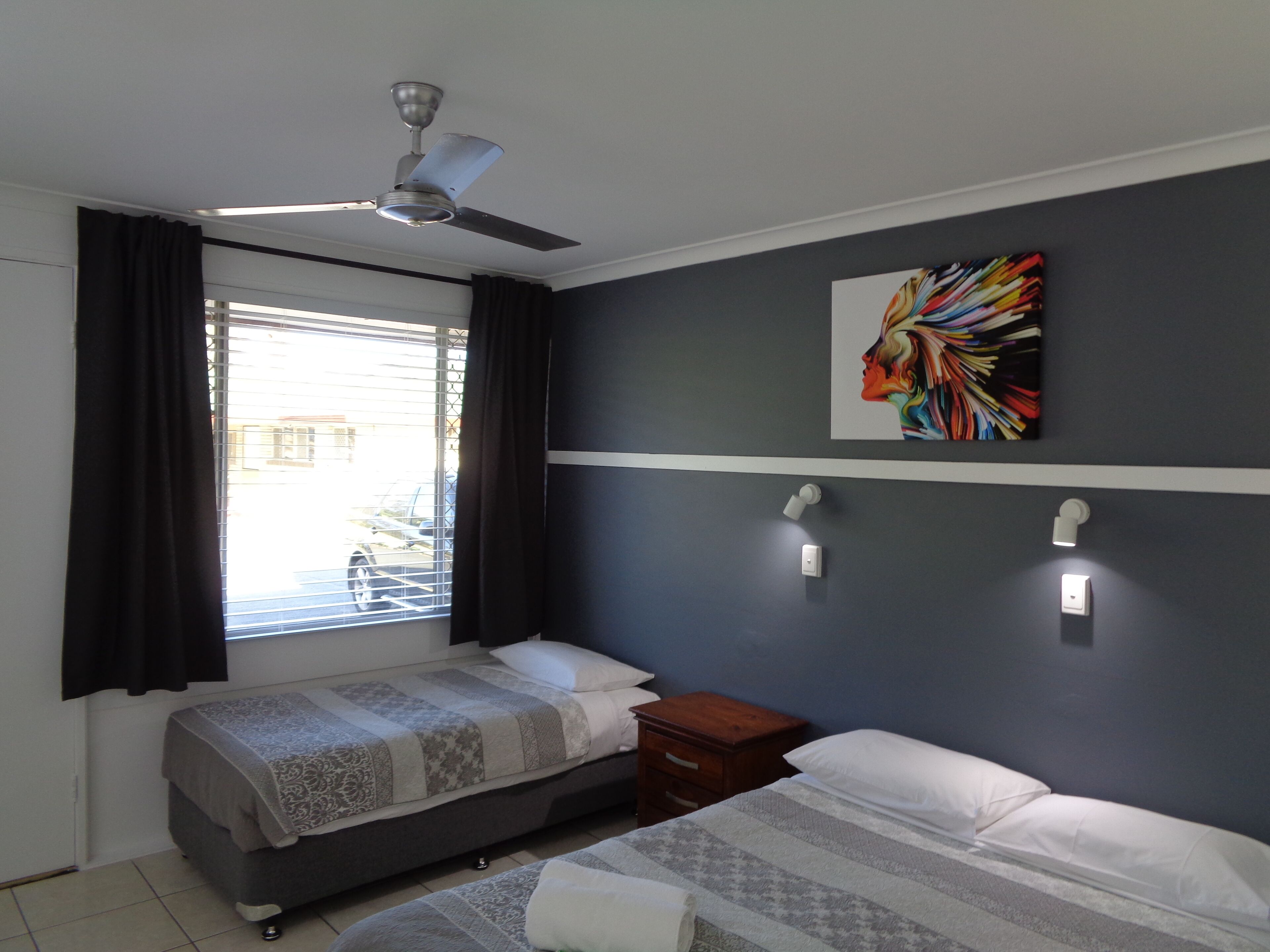 Habitación estándar con 2 camas individuales, 2 habitaciones | Área de sala de estar | Televisión y reproductor de DVD 