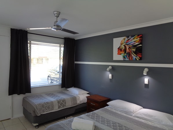 Tomannsrom – standard, 2 soverom | Oppholdsområde | TV og DVD-spiller