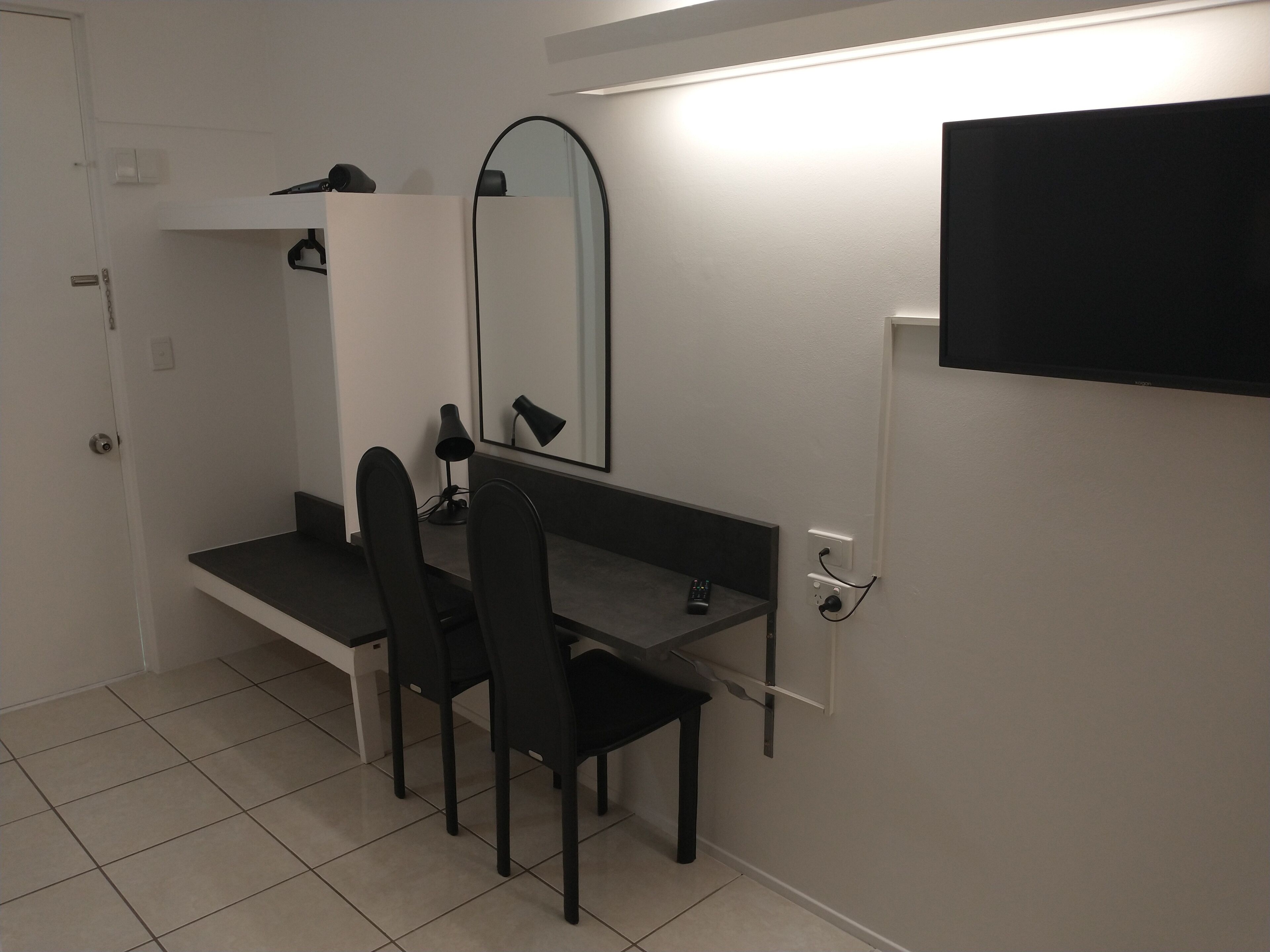 Standard Twin | Living area | TV, DVD player