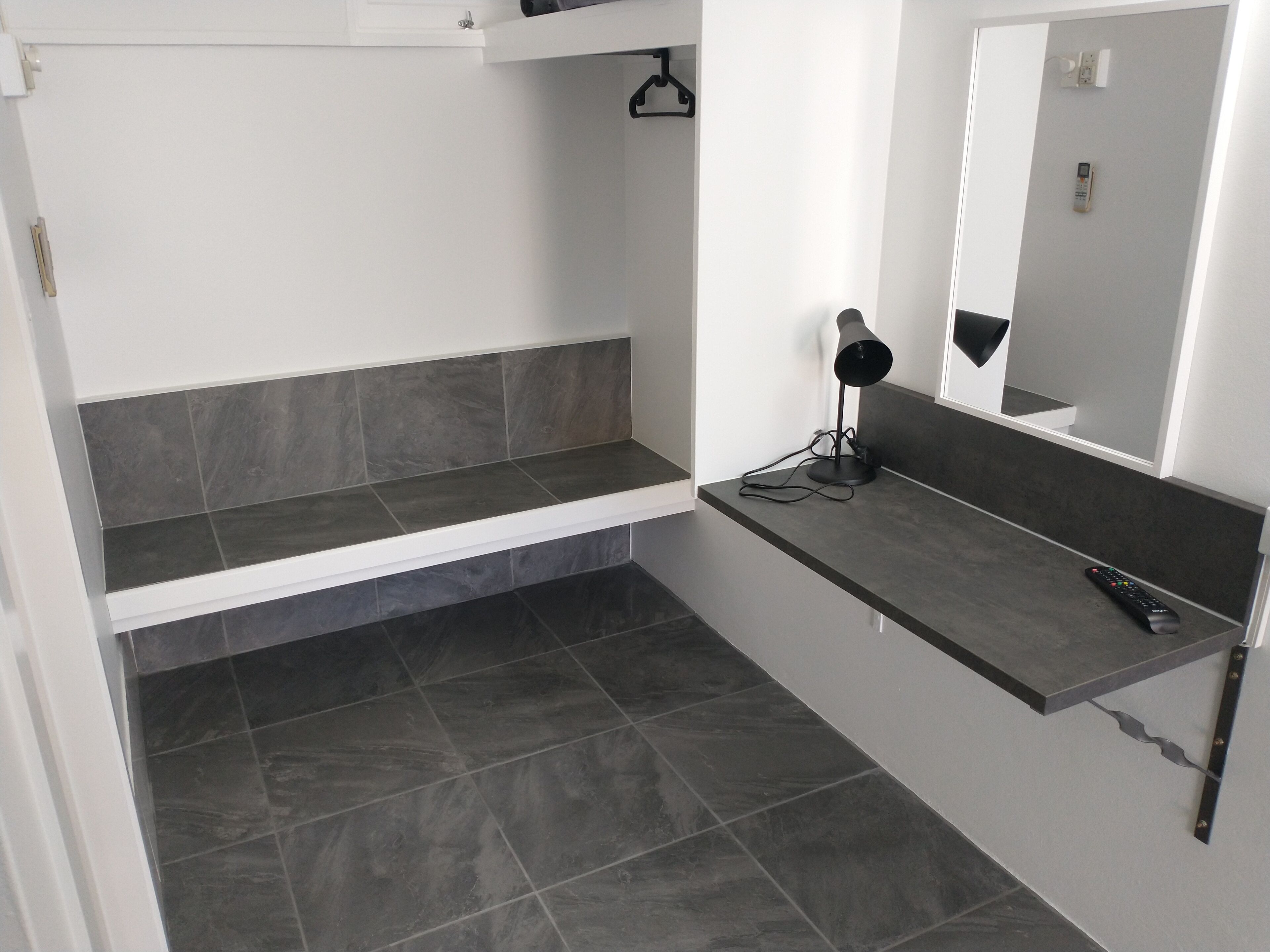 Habitación estándar con 2 camas individuales, 2 habitaciones | Área de sala de estar | Televisión y reproductor de DVD 