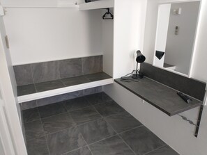 Tomannsrom – standard, 2 soverom | Oppholdsområde | TV og DVD-spiller