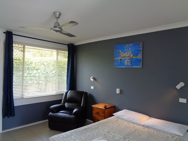 Standard Room (Double) | Living area | TV, DVD player - Aspley Sunset Motel (Aspley)