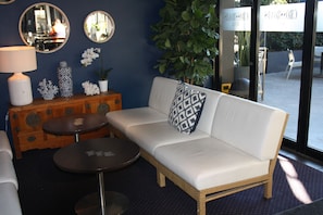 3 bars/lounges