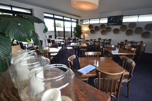 Dining - Crossroads Hotel Liverpool (Casula)