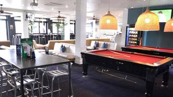 3 bars/lounges
