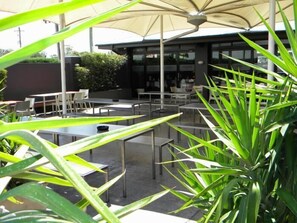 Outdoor dining - Crossroads Hotel Liverpool (Casula)