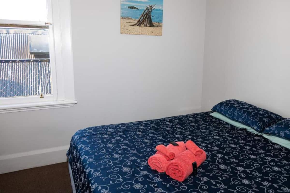 Blackout drapes, free WiFi, bed sheets
