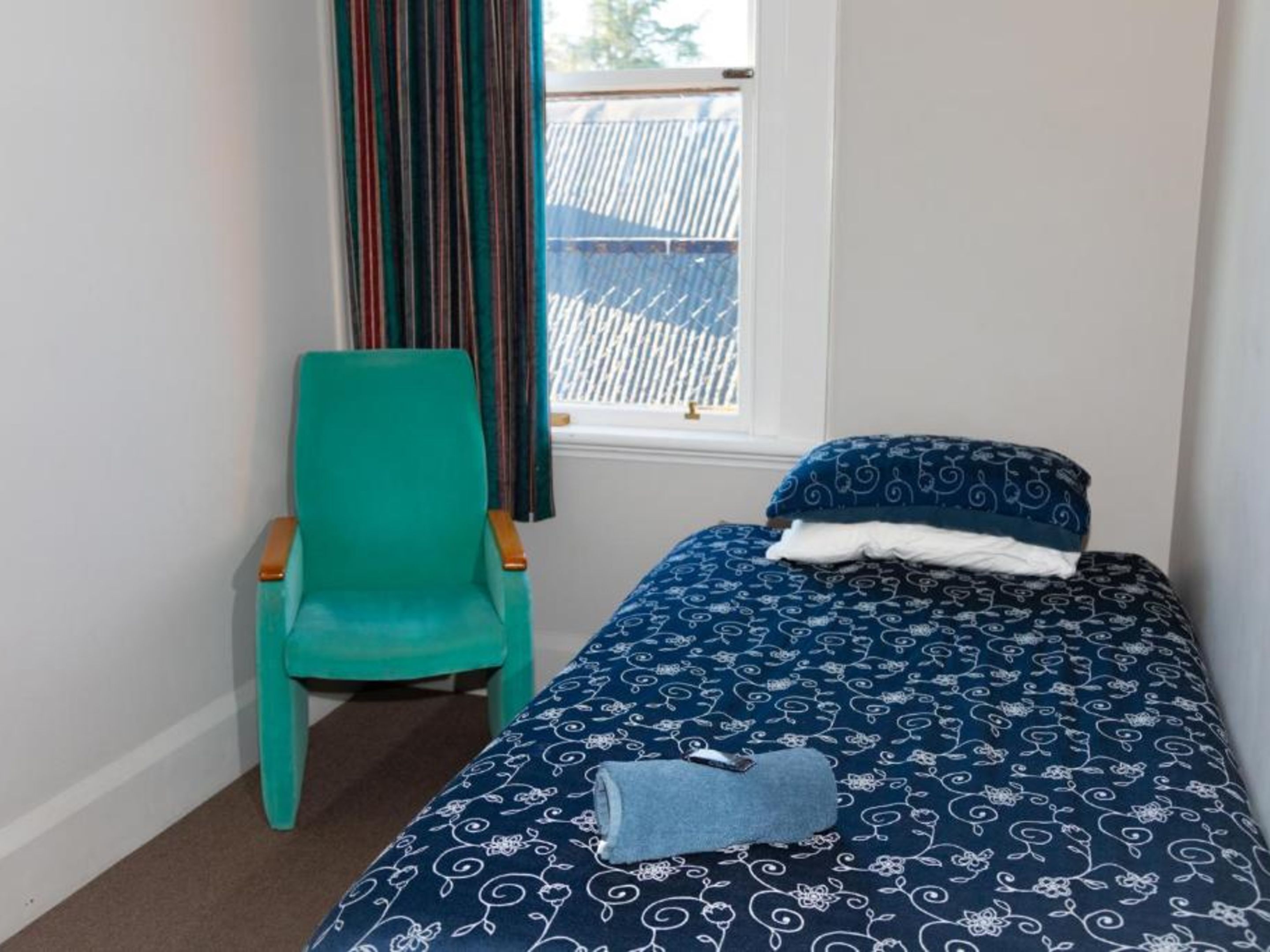 غرفة فردية | ستائر تعتيم وواي فاي مجانًا وملاءات أسرّة