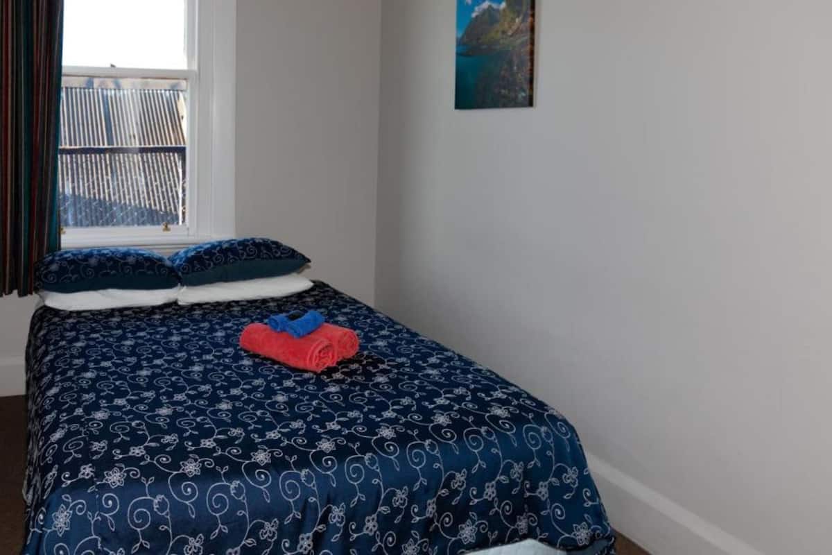 Blackout drapes, free WiFi, bed sheets