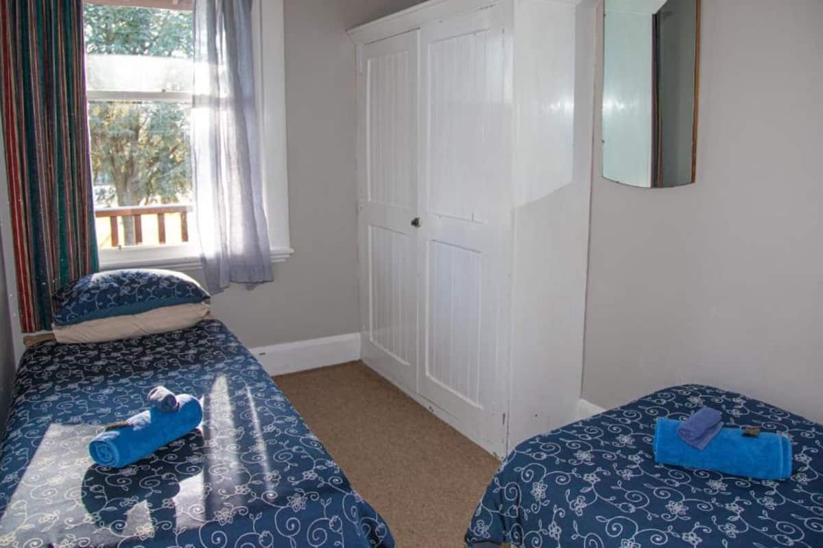 Blackout drapes, free WiFi, bed sheets