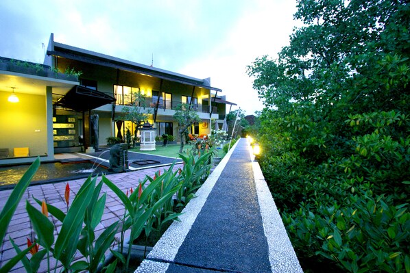 住宿正面 (夜晚)