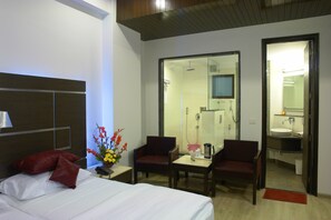 Deluxe Room | Minibar, desk, iron/ironing board, free WiFi