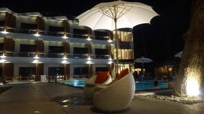 Bagian depan properti - sore/malam