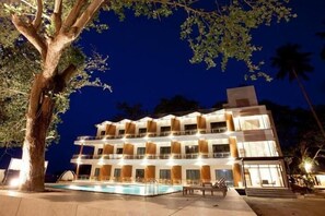 Vista frontal de la propiedad por la tarde o noche