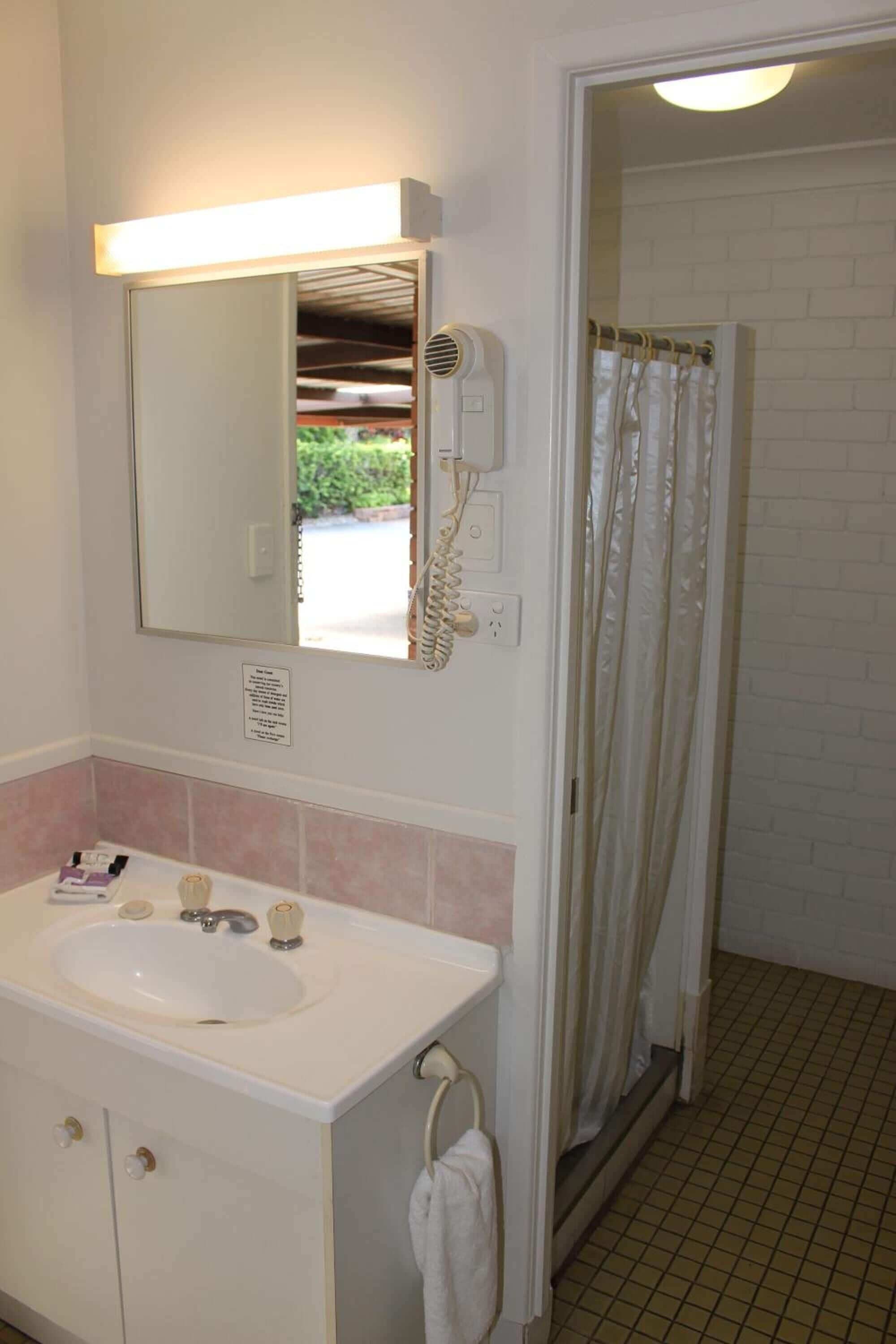 Shower, free toiletries, towels