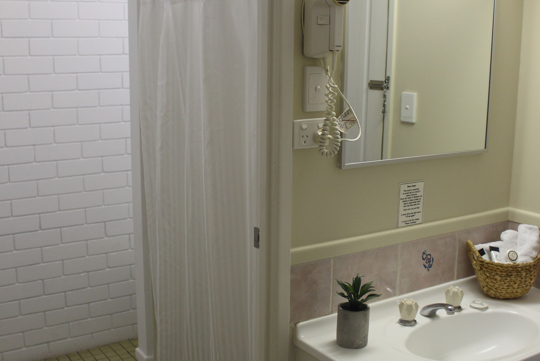 الدش داخل الحمام